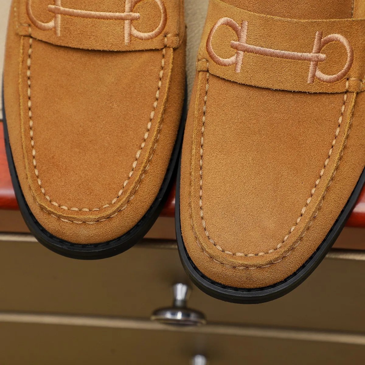 Men's shoes 💰460 🔥 Ferragamo new men's casual slip-on shoes 🇨🇳 Official website original 1:1 mold, original quality 💯 fine workmanship, high-end luxury ☘ The upper is made of imported Italian first-layer cowhide 🌴 Luxurious water dyeing 🐂 Leather lining 🍓 Rubber wear-resistant and non-slip outsole, breathable and comfortable to wear 🍍 The first choice for high-taste men, color optional! Code number 38-44 (45.46. Customized)
